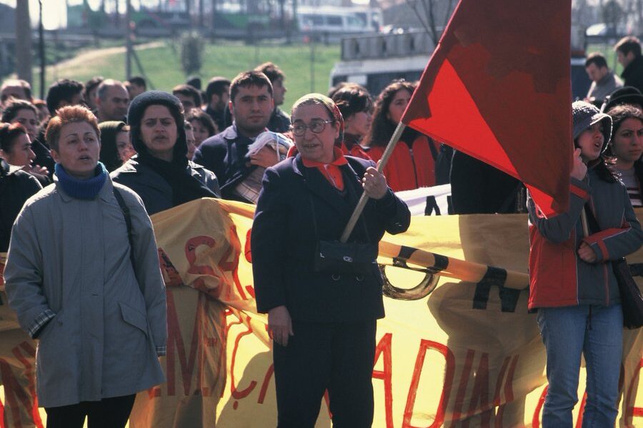 Sennur Sezer’e, şaire, yoldaşımıza; o ısrar ve kavga elçisine hayranlık ve kıymetle… Sennur Sezer’e, şaire, yoldaşımıza; o ısrar ve kavga elçisine hayranlık ve kıymetle…
