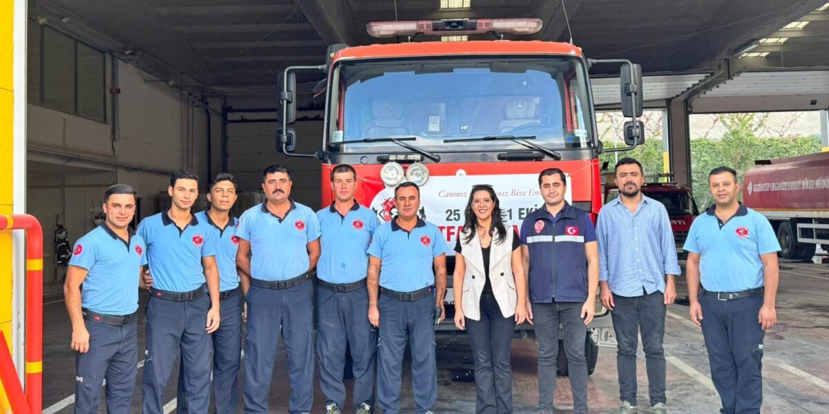 Sevda Karaca, itfaiyecileri ziyaret etti Sevda Karaca, itfaiyecileri ziyaret etti