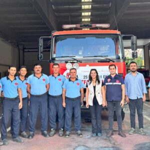 Sevda Karaca, itfaiyecileri ziyaret etti Sevda Karaca, itfaiyecileri ziyaret etti