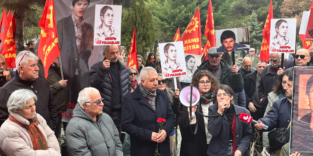 Erdal Eren ve yoldaşları mezarları başında anıldı: Esas hedefimiz saray rejimine son verecek birleşik mücadeleyi örgütlemek Erdal Eren ve yoldaşları mezarları başında anıldı: Esas hedefimiz saray rejimine son verecek birleşik mücadeleyi örgütlemek