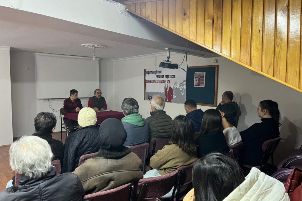 Erdal Eren ve yoldaşları mezarları başında anıldı: Esas hedefimiz saray rejimine son verecek birleşik mücadeleyi örgütlemek Erdal Eren ve yoldaşları mezarları başında anıldı: Esas hedefimiz saray rejimine son verecek birleşik mücadeleyi örgütlemek