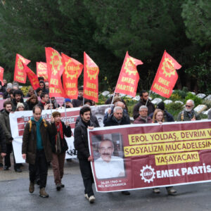 Erol Büyükkaraca Zincirlikuyu’daki mezarı başında anıldı: Komünistçe yaşamak, barbarlığa karşı durmanın tek yoludur Erol Büyükkaraca Zincirlikuyu’daki mezarı başında anıldı: Komünistçe yaşamak, barbarlığa karşı durmanın tek yoludur