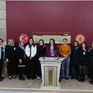 SEVDA KARACA İŞÇİ KADINLARLA MECLİS’TEN SESLENDİ: YALNIZ DEĞİLİZ, MÜCADELEMİZ VAR