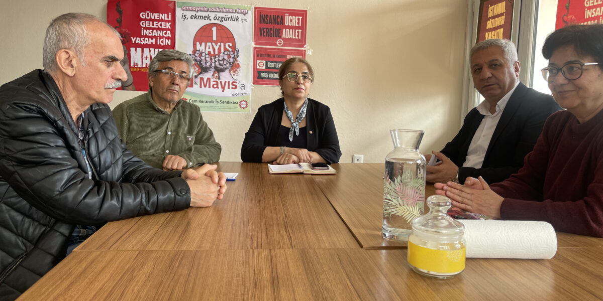 Emek Partisinden DİSK/Gıda-İş’e 1 Mayıs ziyareti: ‘Yoksulluğa ve savaşa karşı alanlardayız’ Emek Partisinden DİSK/Gıda-İş’e 1 Mayıs ziyareti: ‘Yoksulluğa ve savaşa karşı alanlardayız’