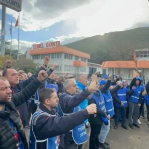 Patron sıcak yatağında, devlet işçinin peşinde: EMEP İzmir İl Örgütü’nden Temel Conta işçilerine destek