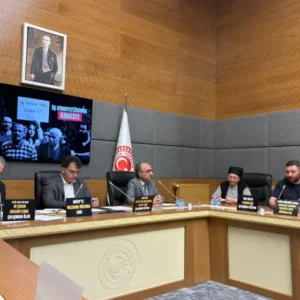 EMEP iş cinayetlerinde yakınlarını kaybedenlerin aileleri ile Meclis’te buluştu: ‘Adaletin işlediği cinayetlerin son bulduğu bir düzen istiyoruz’