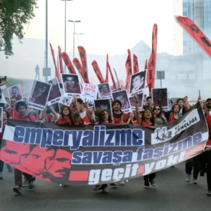 Emperyalistler ve işbirlikçileri yenilecek, işçi sınıfı ve halklar kazanacak!