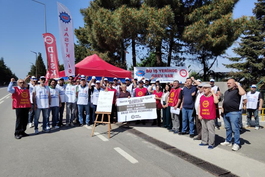 EMEP’ten grevdeki P&G işçilerine destek ziyareti: ‘Bu grev, faturanın işçilere yüklenmesini reddetme grevidir’ EMEP’ten grevdeki P&G işçilerine destek ziyareti: ‘Bu grev, faturanın işçilere yüklenmesini reddetme grevidir’