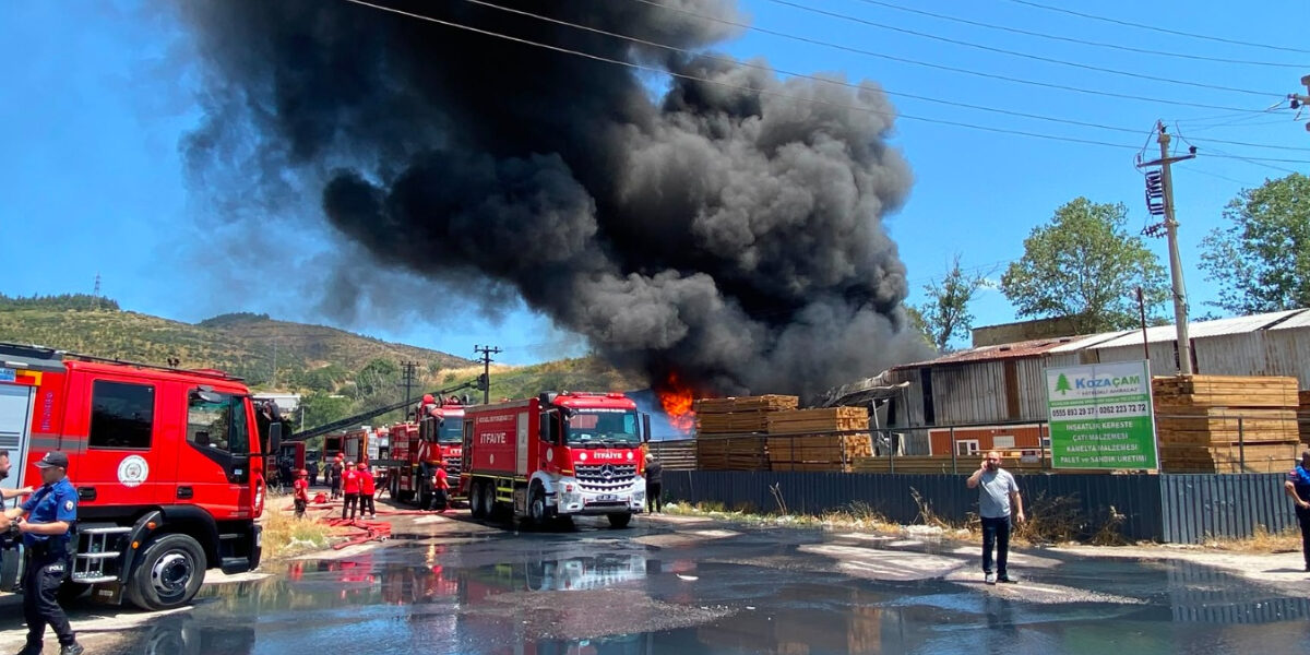 Kocaeli İl Örgütümüzden Pamir Boya fabrikasındaki patlamaya tepki: Sorumlular hesap vermeli Kocaeli İl Örgütümüzden Pamir Boya fabrikasındaki patlamaya tepki: Sorumlular hesap vermeli