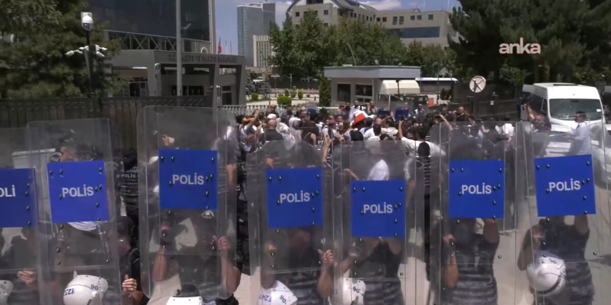 Sermayeye ballı kaymaklı ihaleler, öğretmene gaz, cop, ters kelepçe!