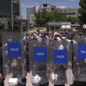 Sermayeye ballı kaymaklı ihaleler, öğretmene gaz, cop, ters kelepçe!