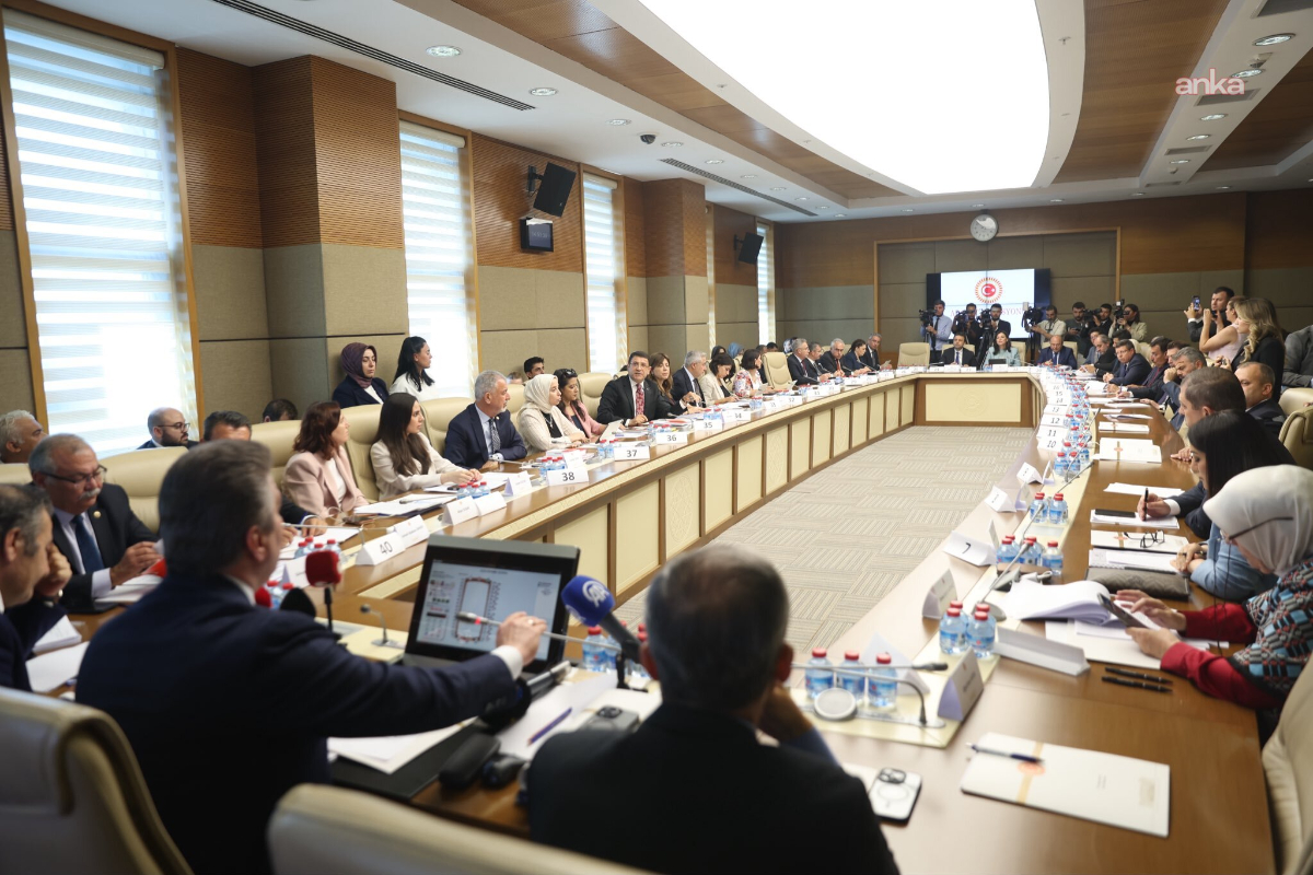 Suça sürüklenen çocuklara ceza artışı getiren kanun teklifinin ilk iki maddesi TBMM'de kabul edildi Suça sürüklenen çocuklara ceza artışı getiren kanun teklifinin ilk iki maddesi TBMM'de kabul edildi