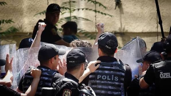 Bayhan, ÇHD raporunu Meclis’e taşıdı: NATO tutuklularına darp ve işkence Bakan Gürlek’e soruldu Bayhan, ÇHD raporunu Meclis’e taşıdı: NATO tutuklularına darp ve işkence Bakan Gürlek’e soruldu
