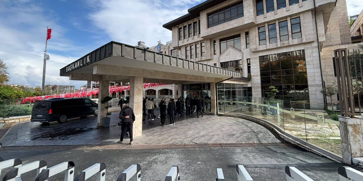 İktidar sandıkta kaybettiğini yargı eliyle çalarak kapatmaya çalışıyor İktidar sandıkta kaybettiğini yargı eliyle çalarak kapatmaya çalışıyor
