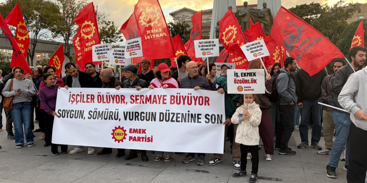 EMEP’ten ‘iş cinayetleri’ ve ‘fon vurgunu’ eylemi: ‘Bu sömürü düzeninizi emekçiler başınıza yıkacak’ EMEP’ten ‘iş cinayetleri’ ve ‘fon vurgunu’ eylemi: ‘Bu sömürü düzeninizi emekçiler başınıza yıkacak’